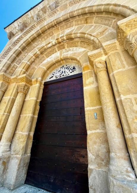 Trémolat le portail de l'église saint Hilaire