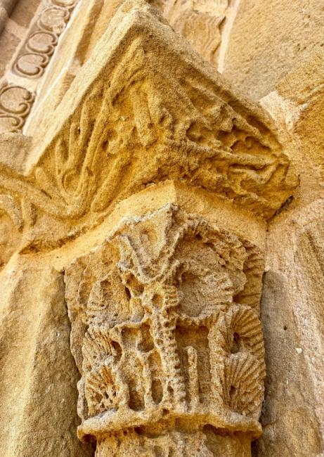 detail sur portail de la chapelle saint Hilaire à Trémolat
