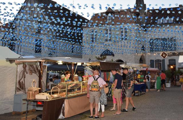 S'il vous prend l'envie de vous poser et être spectateur de la foule qui arpente les allées au gré des stands, nombre de terrasses vous tendent les bras sous les arcades de cette si jolie place. Prenez le menu, laissez vous tenter par des mets régionaux ou exotiques selon le restaurant ou bar à vins choisi et profitez... Et comme nous sommes à Eymet, la plus anglaise des bastides françaises, vous pourrez également être transporté outre-manche dans l'un des salons de thé.