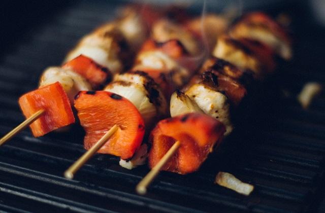 Brochettes de porc aux pruneaux